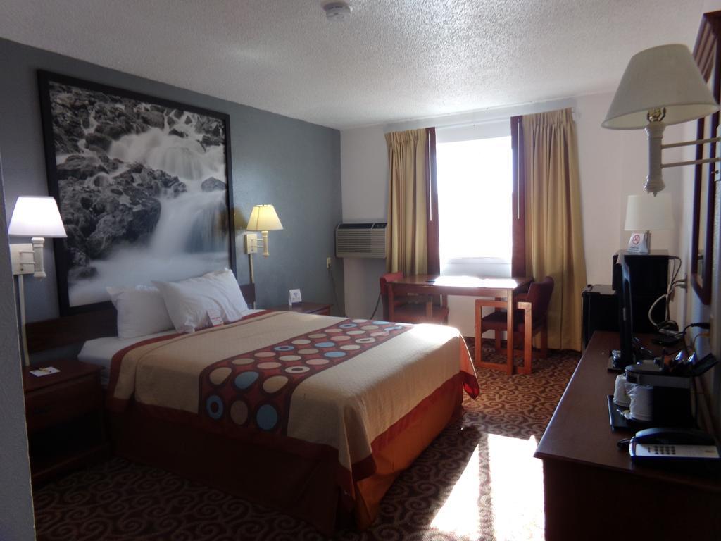 Super 8 by Wyndham Gillette Hotel Eksteriør billede
